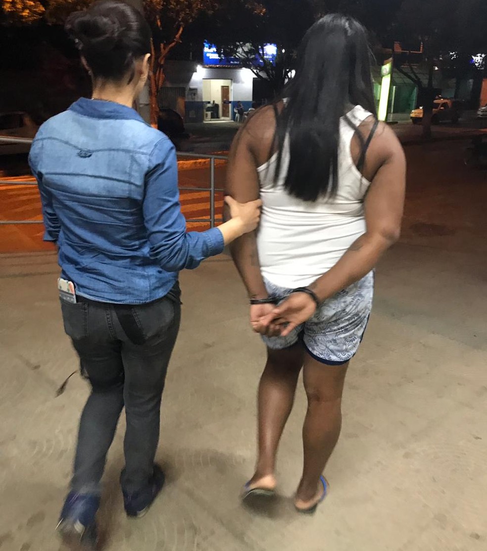 Mulher foi presa em Indaiabira e encaminhada ao presÃ­dio â€” Foto: PolÃ­cia Civil/ DivulgaÃ§Ã£o