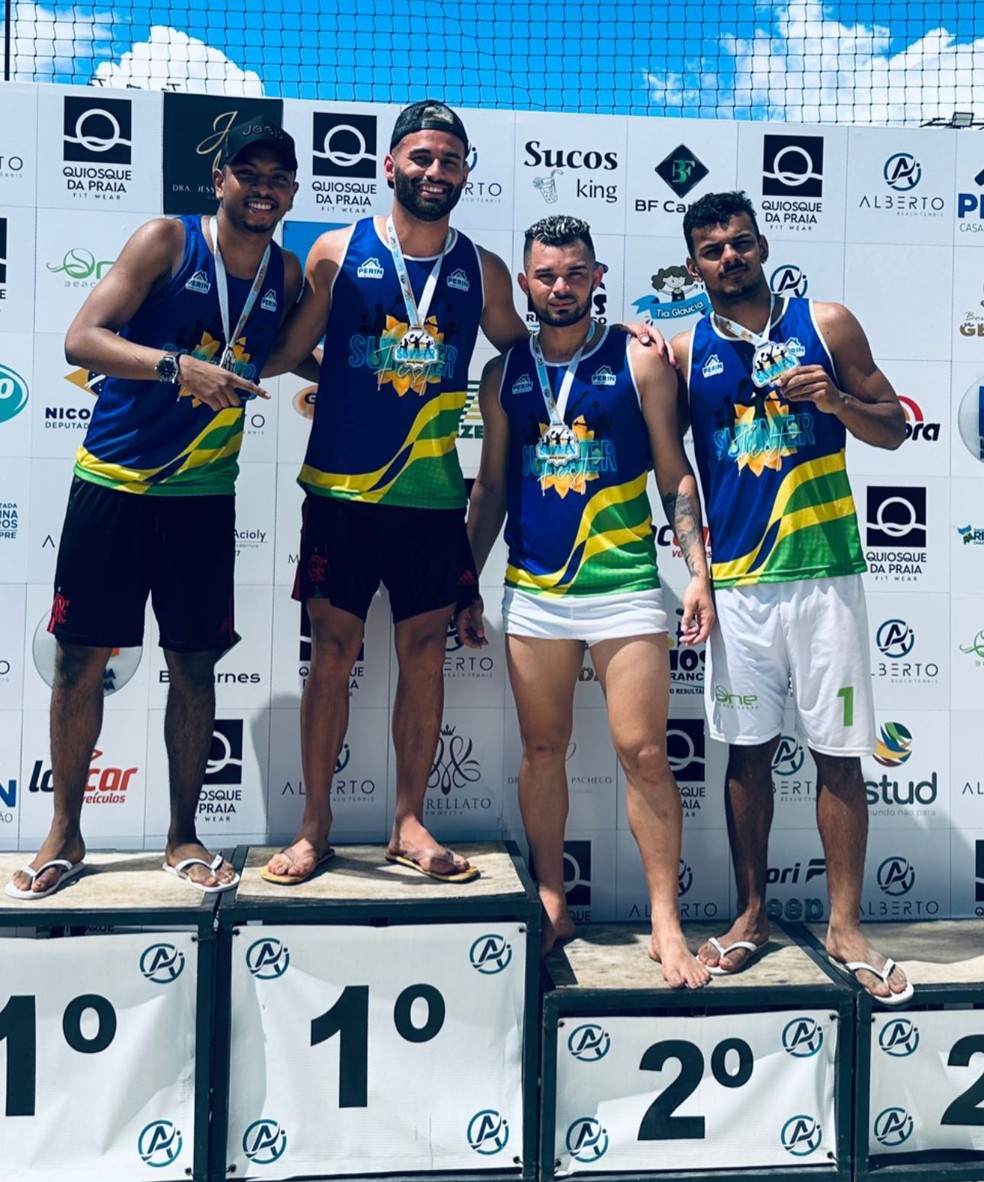 Thiago Maia no p&oacute;dio do Summer Fest ap&oacute;s conquista do torneio de futev&ocirc;lei, em Roraima &mdash; Foto: Reprodu&ccedil;&atilde;o/Instagram/Thiago Maia