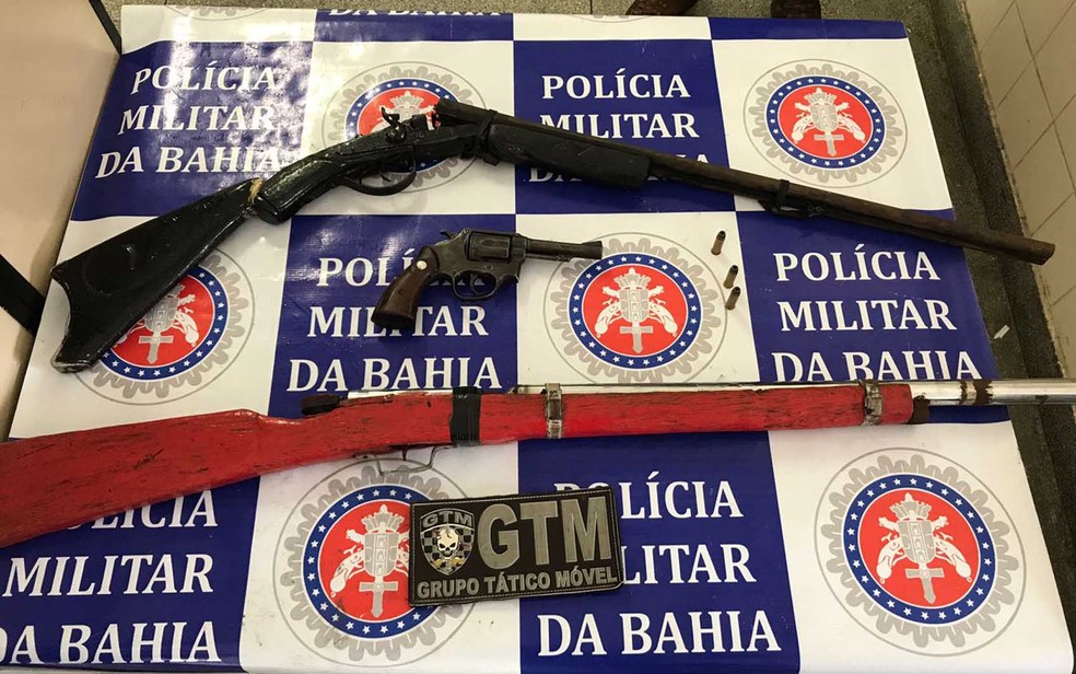 Armas longas foram apreendidas com dupla de traficantes na cidade de Glória (Foto: Divulgação/ SSP)