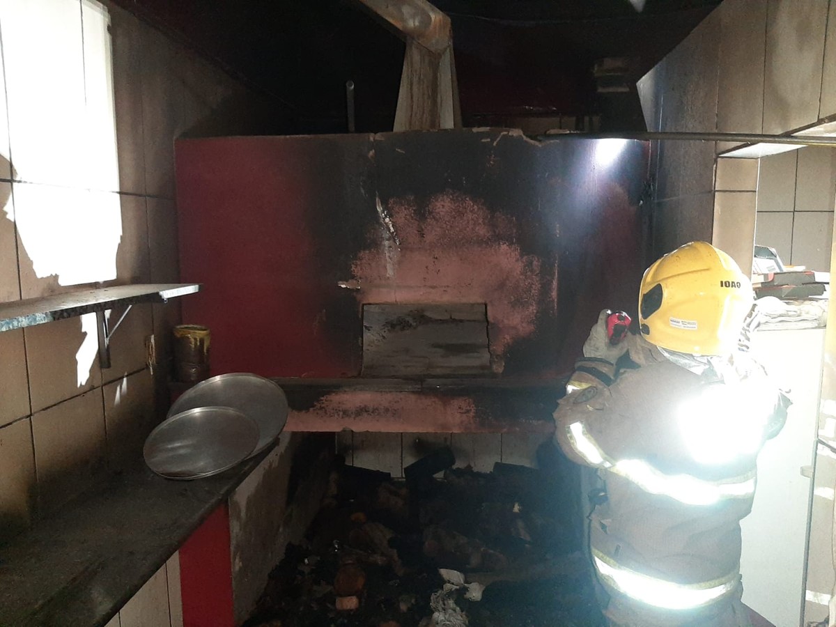 Bombeiros combatem incêndios em pizzaria e motel em Montes Claros