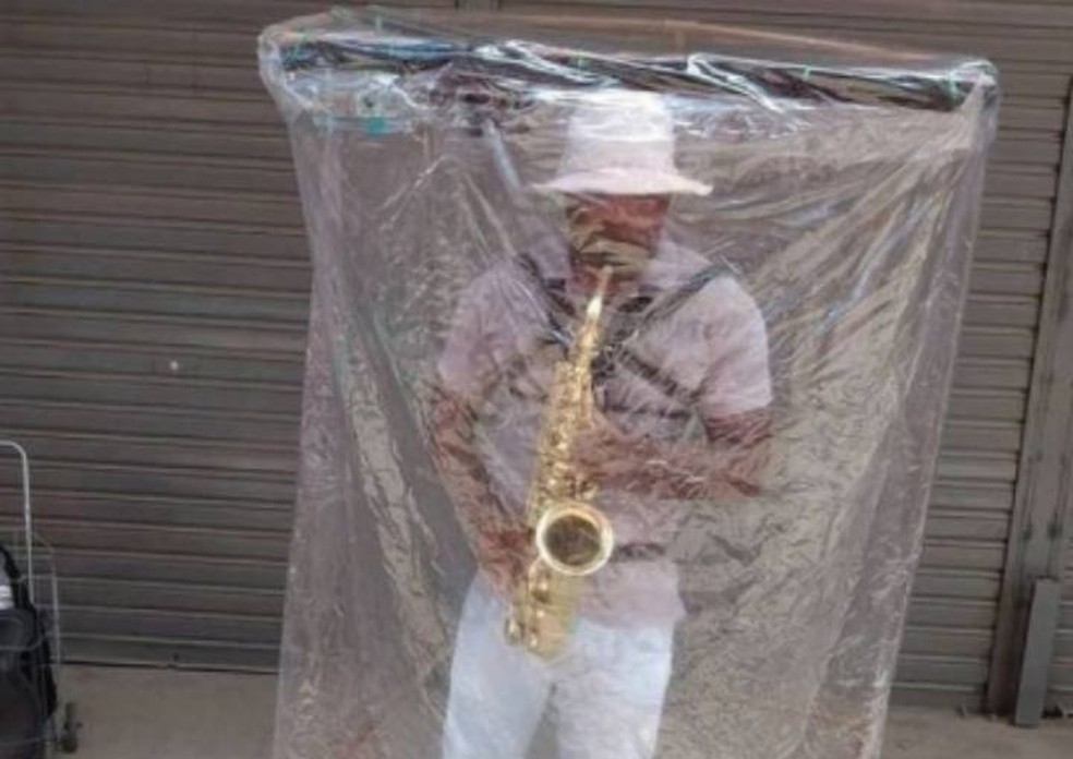 Saxofonista cria cabine musical para trabalhar durante pandemia da Covid-19 na BA — Foto: Reprodução/Redes sociais
