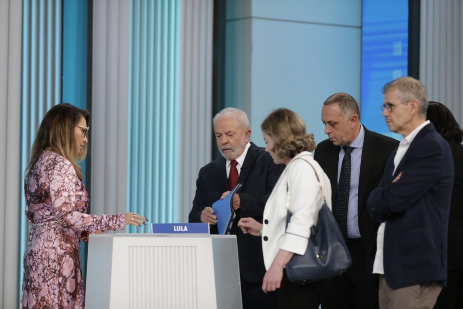 Lula e sua equipe durante debate