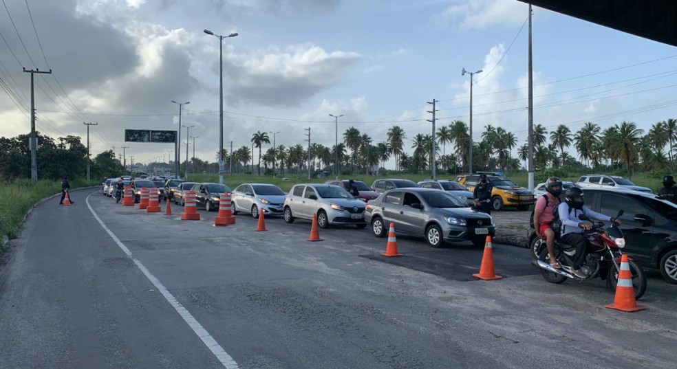 Militares vão orientar condutores quanto ao cumprimento do decreto governamental, como não realizar aglomeração e o uso obrigatório de máscaras.   — Foto: Isaac Macedo