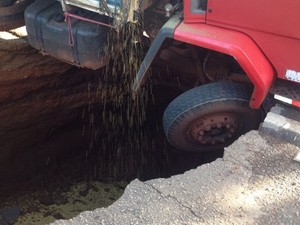 Caminhão caiu em cratera no meio da BR-153, na altura do km 382 (Foto: Divulgação/PRF)