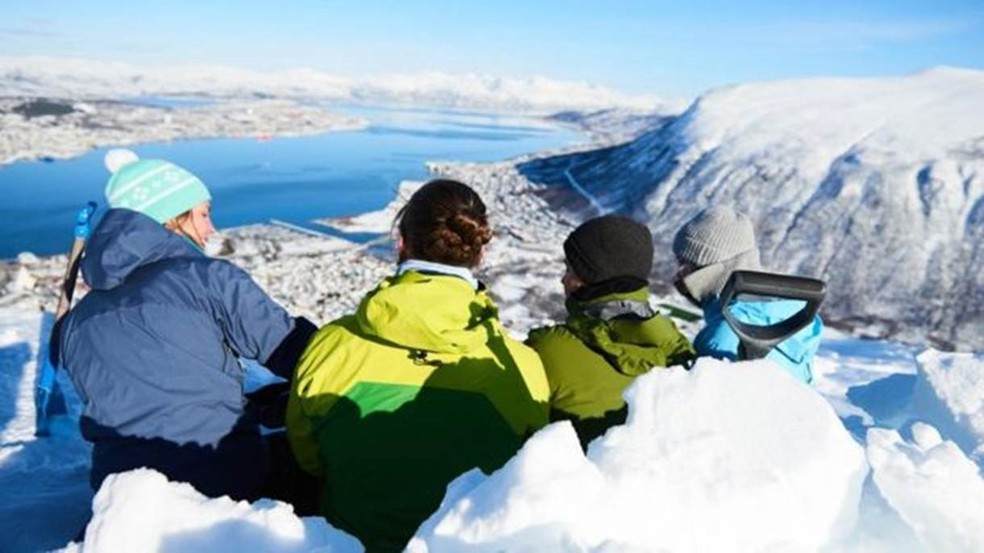 Alunos do primeiro programa de mestrado de planejamento urbano nórdico do mundo viajam pela região para aprender sobre os modelos nórdicos de design urbano — Foto: Arctic University of Norway via BBC