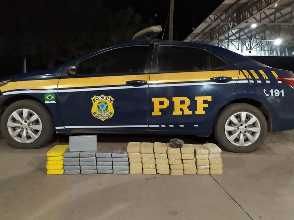 A droga estava escondida em compartimentos de uma Pampa, carro utilizado para o transporte — Foto: PRF/Divulgação