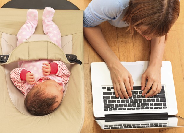 mulher bebê computador  (Foto: thinkstock)