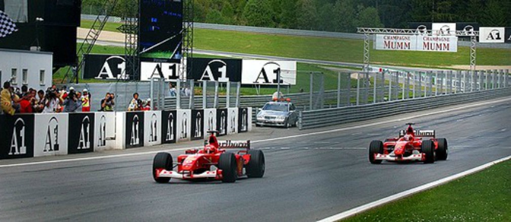 No GP da Áustria de 2002, Rubens Barrichello cedeu vitória para Michael Schumacher já na linha de chegada — Foto: AFP