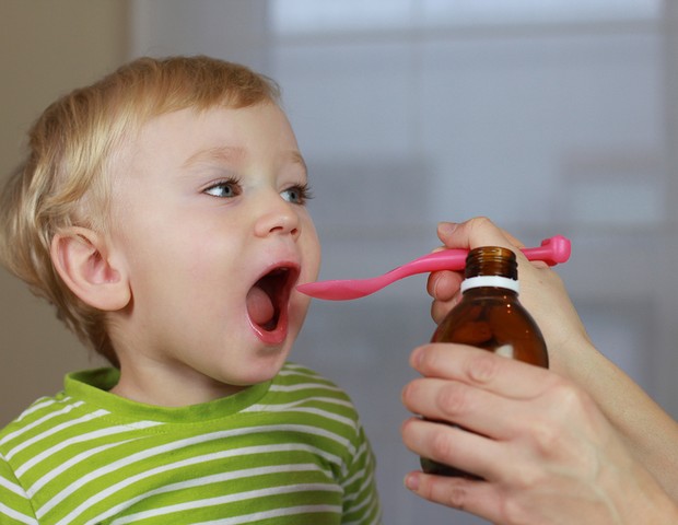 Criança tomando remédio (Foto: Shutterstock)