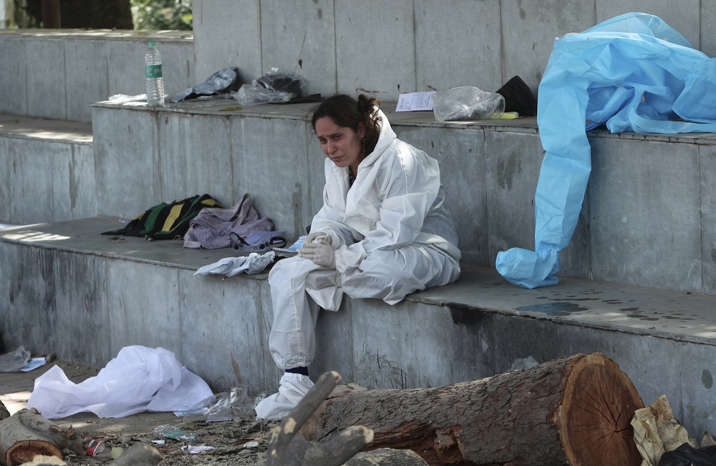 Parente de vítima da Covid-19 em um crematório em Jammu, na Índia, em 30 de abril de 2021 — Foto: Channi Anand/AP