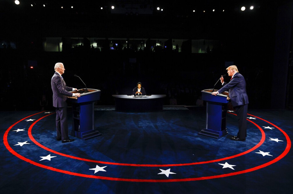 Joe Biden e Donald Trump no último debate antes da eleição nos EUA, na noite desta quinta-feira (22). — Foto: Jim Bourg/Pool via AP