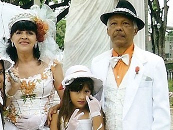 Maria Eduarda com os pais prontos para desfilar no Bloco das Flores. (Foto: Jane de Melo / Arcevo Pessoal)