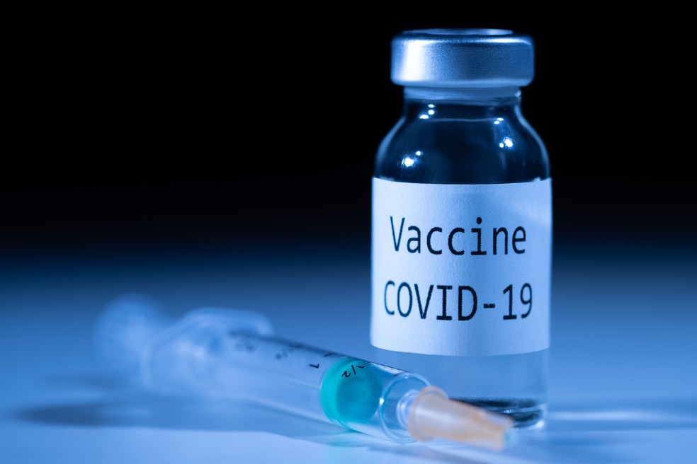 Foto tirada no dia 17 de novembro mostra seringa e frasco com etiqueta 'vacina Covid-19' escrita em inglês. — Foto: Joel Saget/AFP