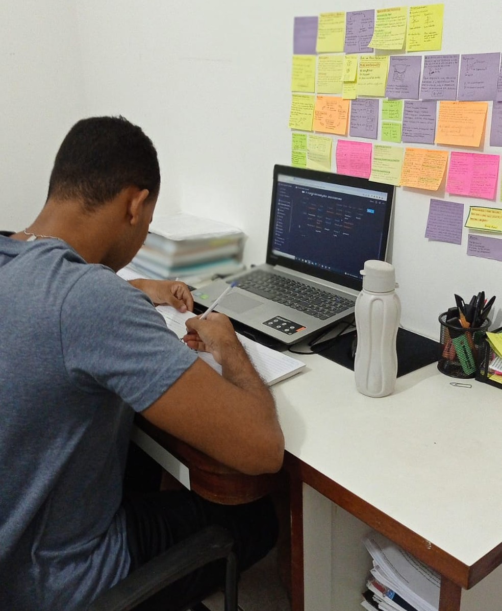 Pedro Vicente Amorim da Silva estudava de 6 a 8 horas por dia em casa — Foto: Arquivo pessoal