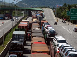 Congestionamento na Cônego Domênico Rangoni (Foto: Rogério Soares/A Tribuna de Santos)