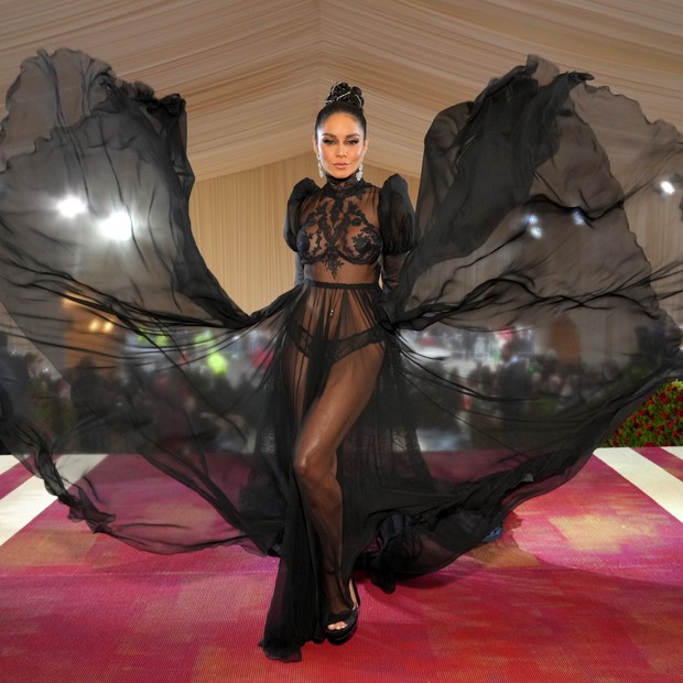 NEW YORK, NEW YORK - MAY 02: (Exclusive Coverage) Vanessa Hudgens arrives at The 2022 Met Gala Celebrating "In America: An Anthology of Fashion" at The Metropolitan Museum of Art on May 02, 2022 in New York City. (Photo by Kevin Mazur/MG22/Getty Images fo (Foto: Getty Images for The Met Museum/)