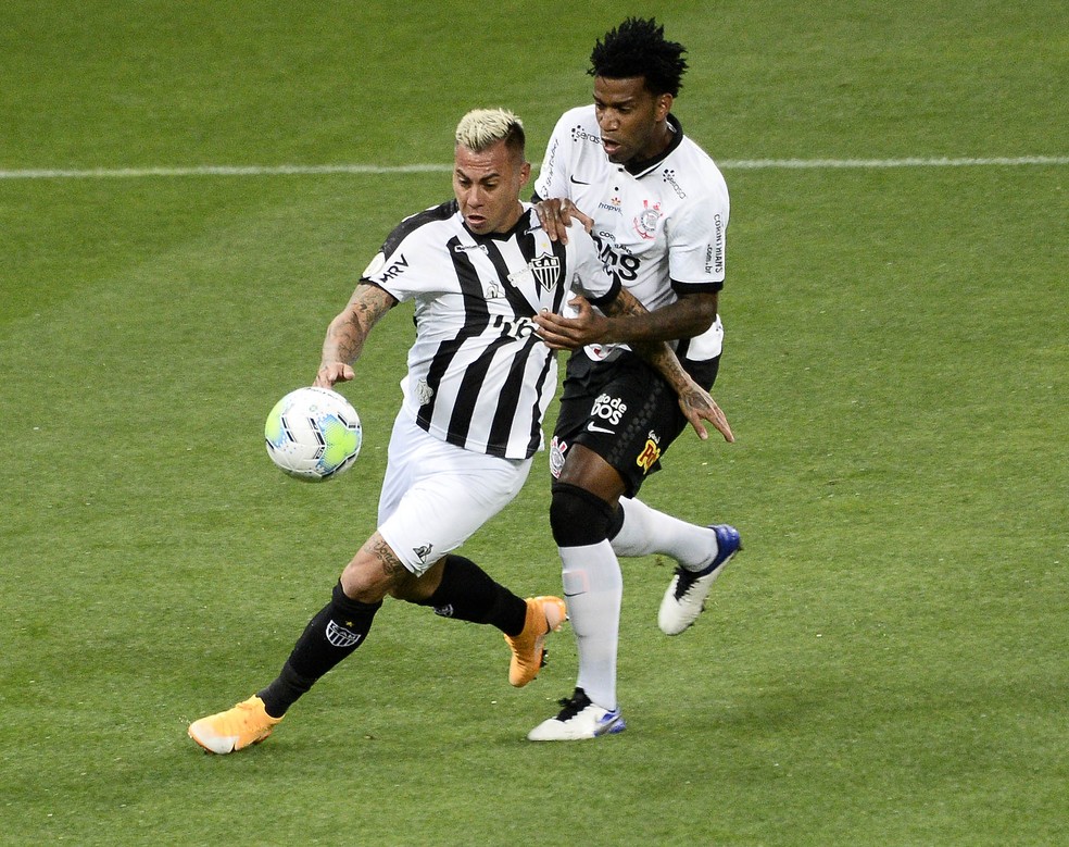 Gil e Vargas em Corinthians x Atlético-MG — Foto: Marcos Ribolli