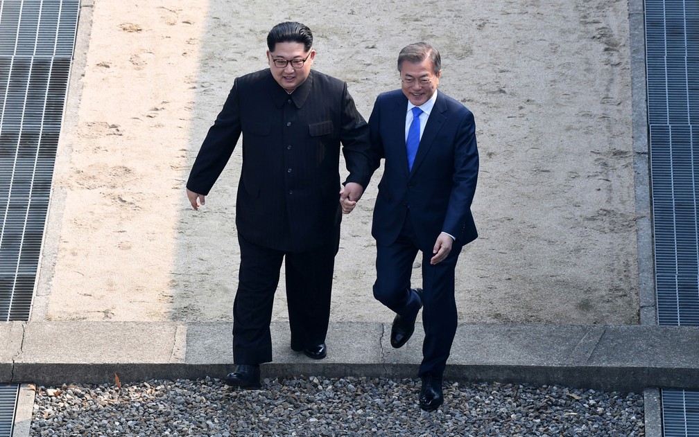 Kim Jong-un convidou Moon Jae-in a cruzar a fronteira para a Coreia do Norte com ele   (Foto: Korea Summit Press Pool/AFP)