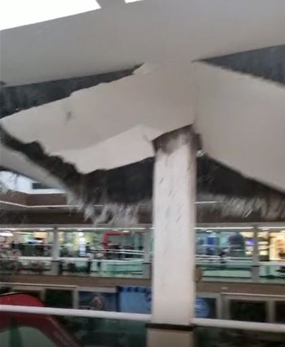 Parte de forro do Shopping Rio Claro cai durante forte chuva na cidade — Foto: Reprodução/Redes sociais