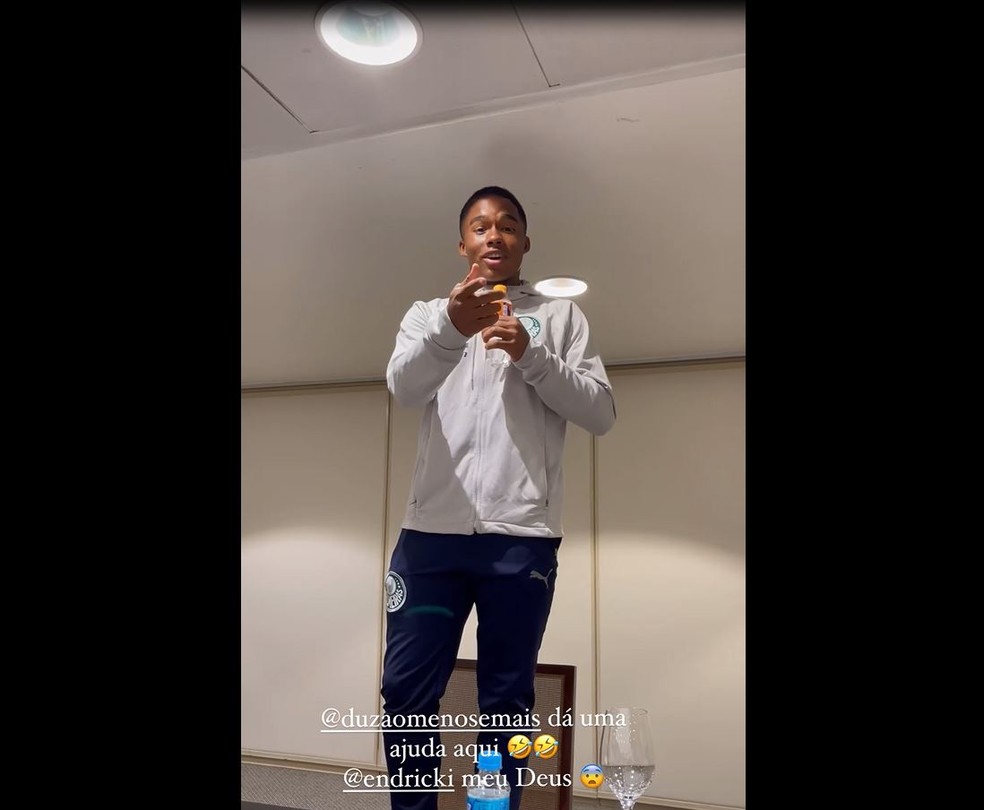 Antes do jogo contra Botafogo, Endrick leva trote e canta em hotel do Palmeiras