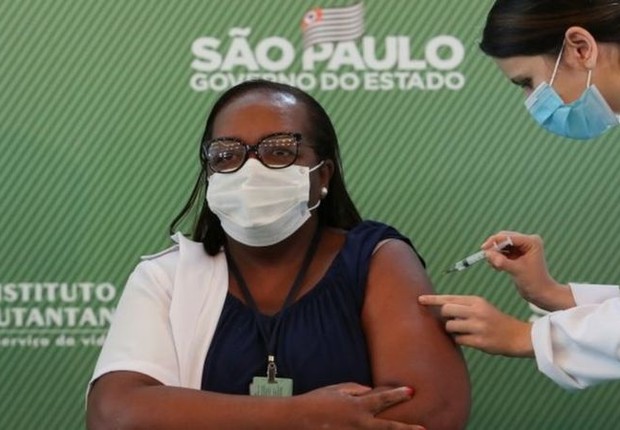 Enfermeira Monica Calazans foi primeira pessoa a ser vacinada com a CoronaVac fora dos testes clínicos (Foto: Reuters via BBC)