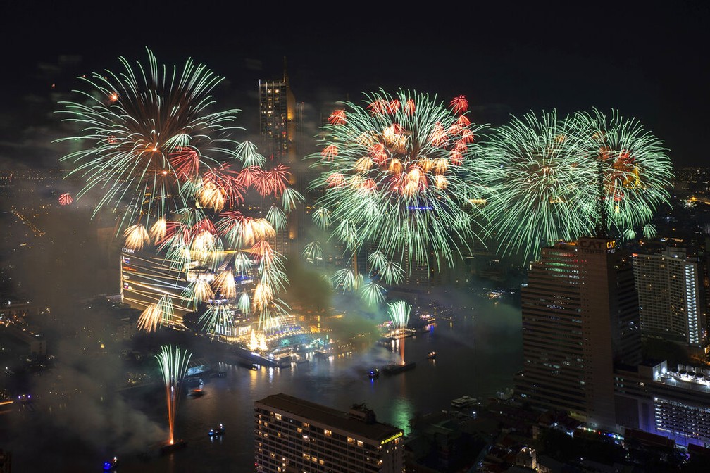 Fogos de artifício explodem sobre o rio Chao Phraya durante as celebrações do Ano Novo em Bangkok, Tailândia, sábado, 1º de janeiro de 2022. — Foto: Wason Wanichakorn/AP