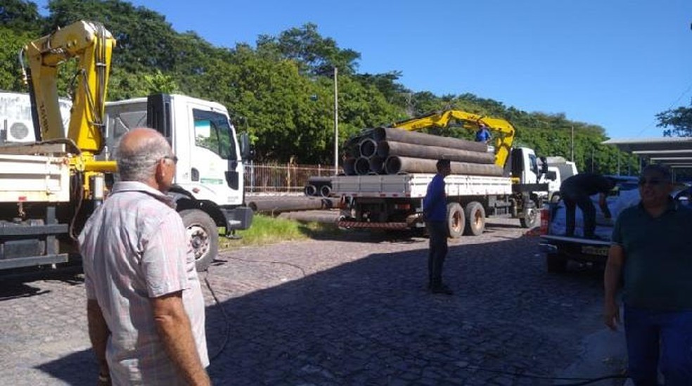 Técnicos tentam corrigir vazamento em adutora no município de São Raimundo Nonato — Foto: Divulgação/Agespisa