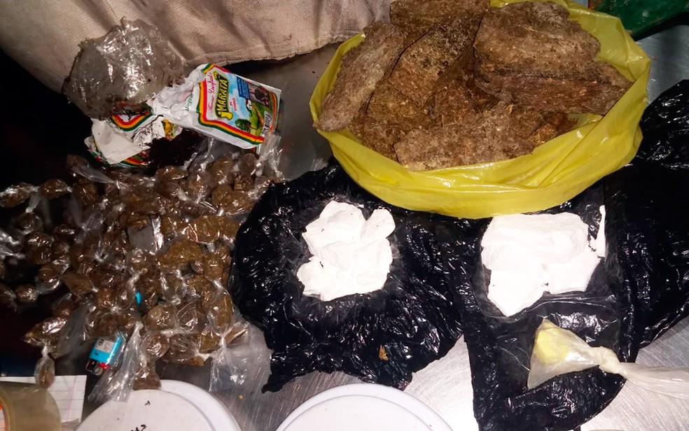 Drogas tamb&eacute;m foram achadas dentro da mala (Foto: Divulga&ccedil;&atilde;o/Pol&iacute;cia Militar)