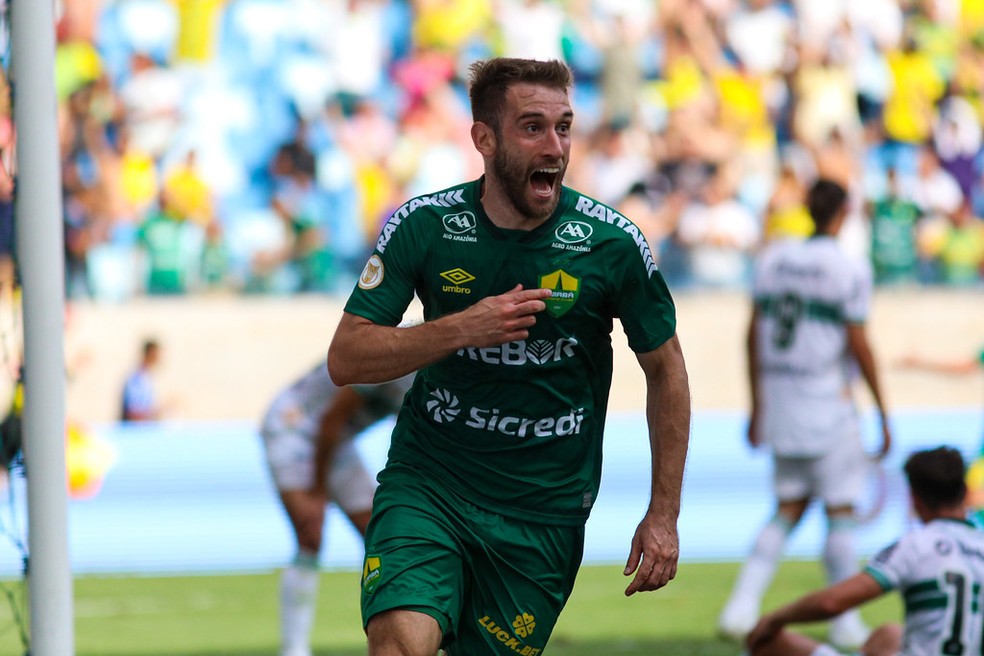 Alan Empereur comemora gol do Cuiabá contra o Coritiba — Foto: AssCom Dourado