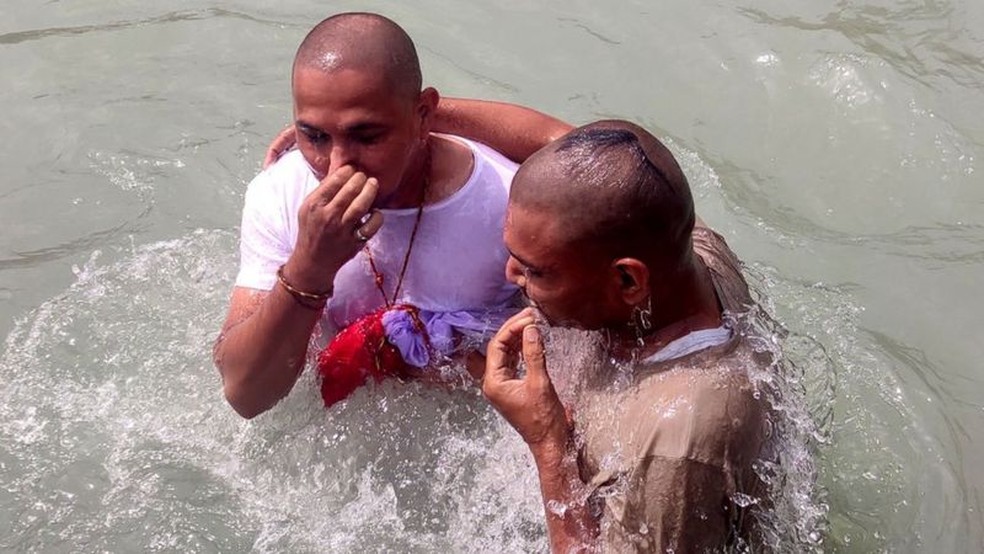 Ritual religioso envolve banho no rio Ganges — Foto: Getty Images