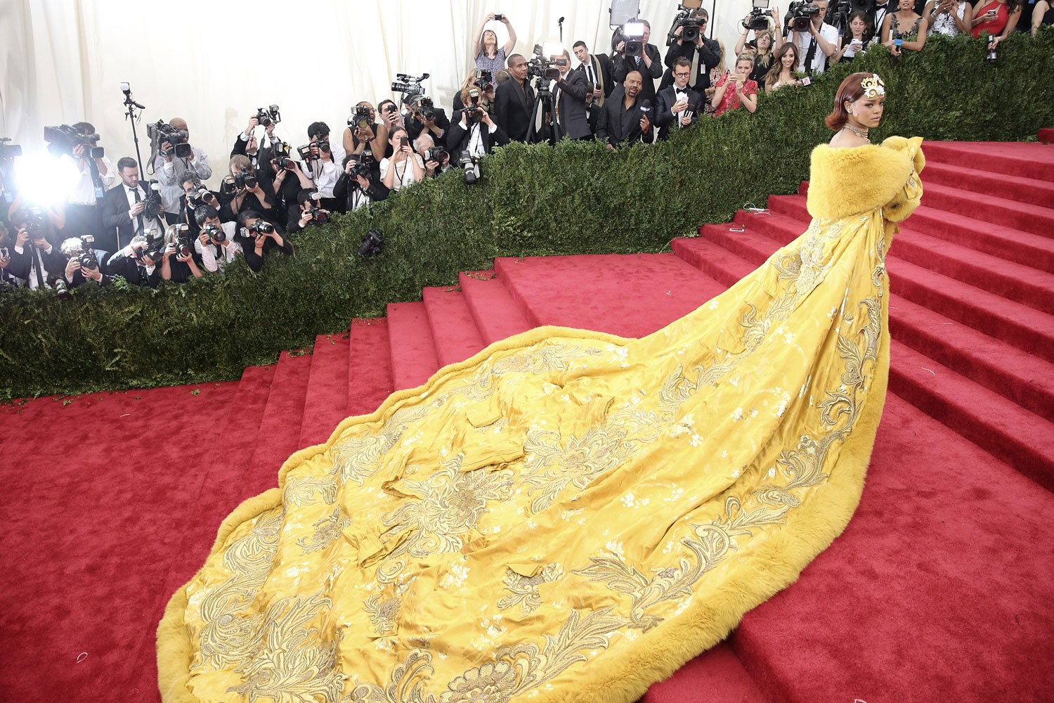 O look de Guo Pei para Rihanna (Foto: Getty Images)