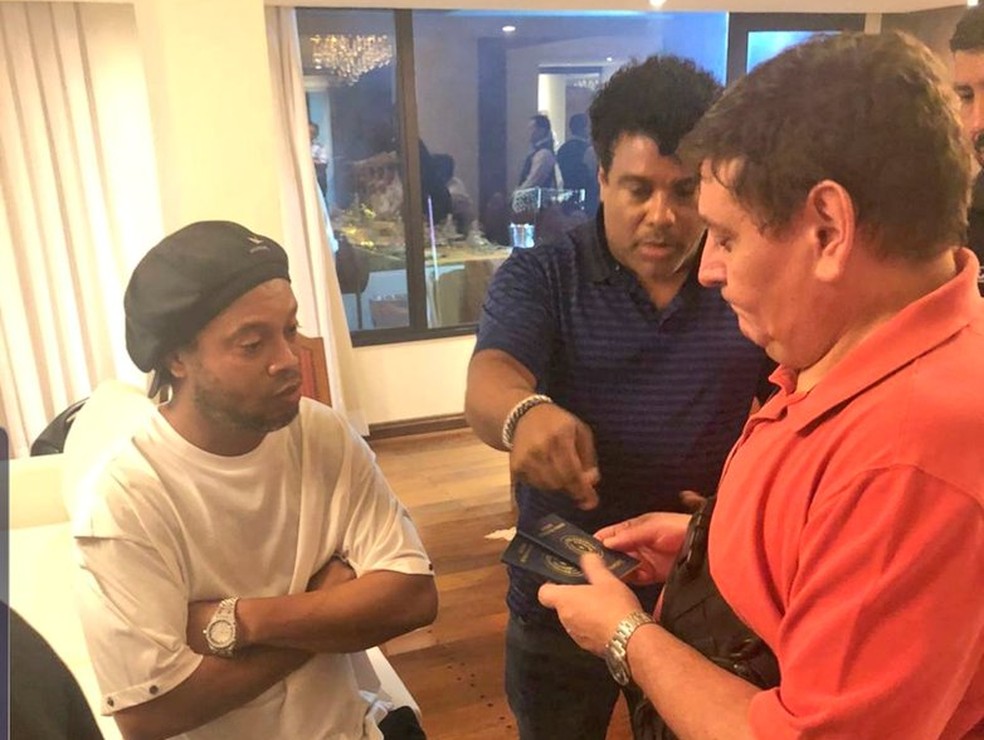Ronaldinho e o irmão, Assis, mostram passaportes a autoridades paraguaias — Foto: Divulgação/Ministério Público do Paraguai