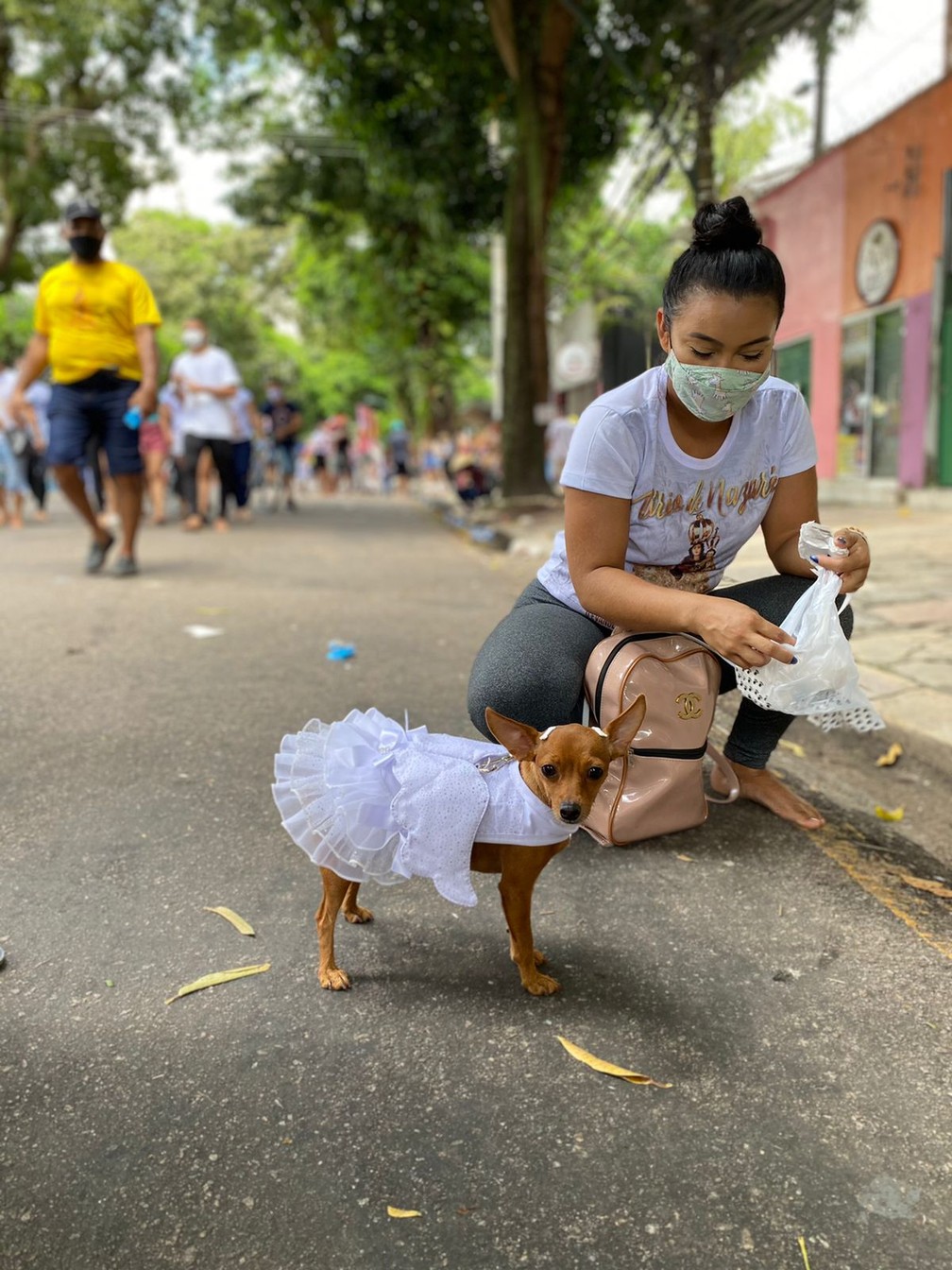 Círio de Nazaré 2021: Alguns devotos percorreram as ruas de Belém acompanhados do animal de estimação para pagar promessa — Foto: Brenda Rachit/G1