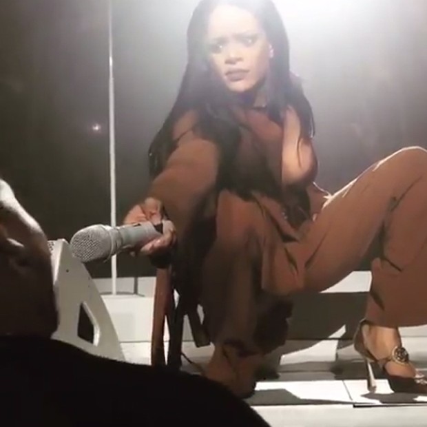 Rihanna fica chocada ao ouvir a voz do fã (Foto: Instagram/Reprodução)