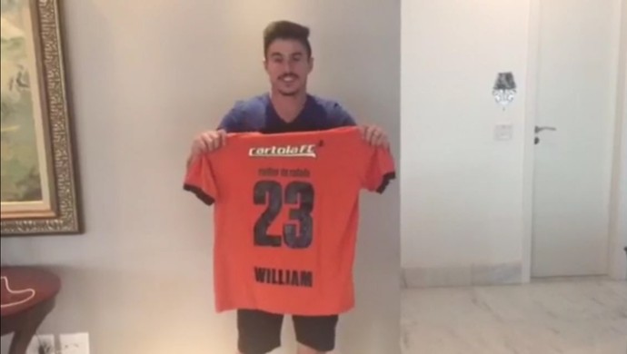 Recordista no Cartola, Willian curte boa fase e brinca com bigodes postiços
