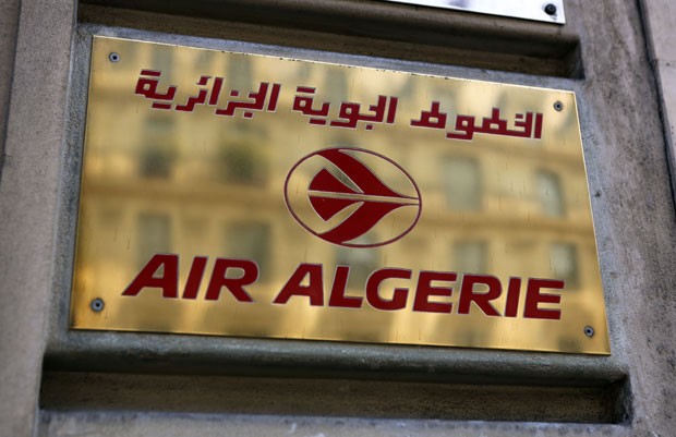 Logotipo da Air Algerie é visto no escritório da empresa em Paris nesta quarta-feira (24), após um voo da companhia desaparecer na África (Foto: Remy de la Mauviniere/AP)