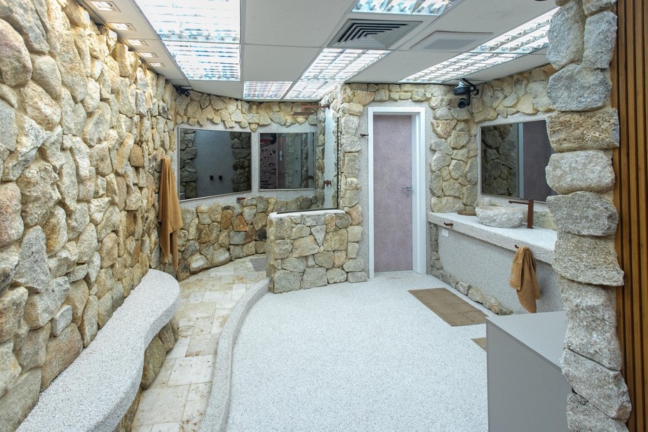 Texturas parecidas com a de pedras naturais deram aspecto leve e relaxante para o banheiro do BBB 23