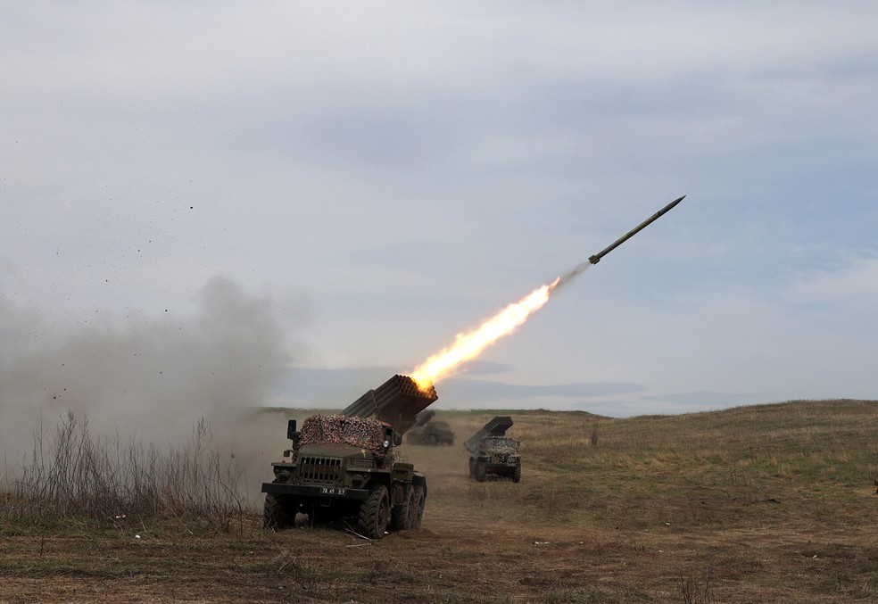 Míssil lançando por tropas ucranianas perto de Luhansk, na região de Donbass, em abril de 2022 — Foto: Anatolii Stepanov/AFP