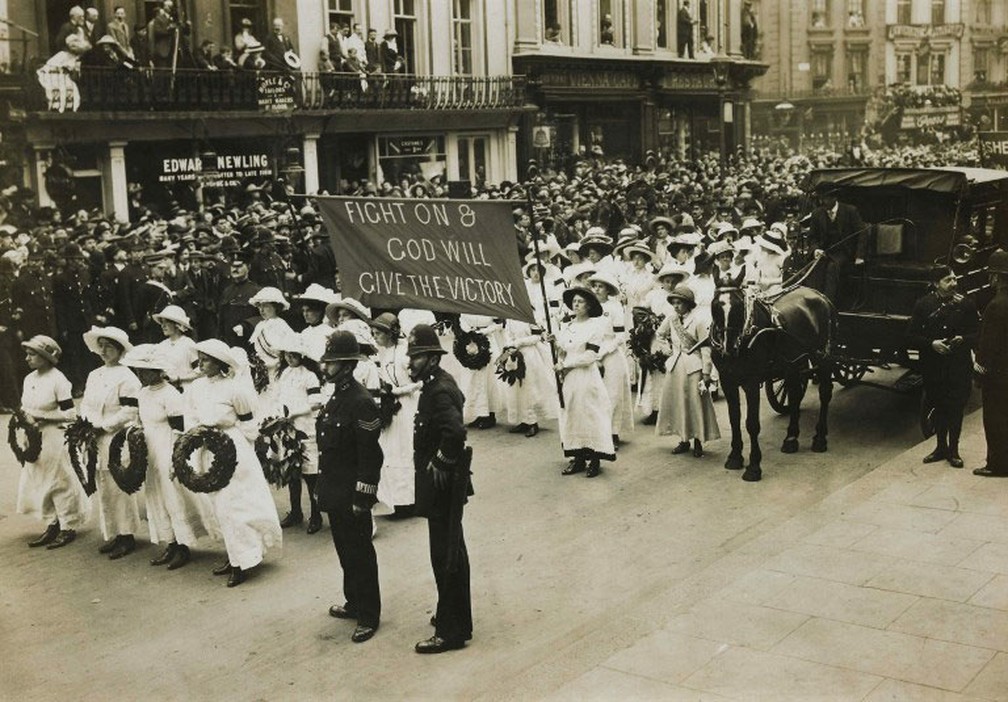 Foto divulgada pelo Museu de Londres em 30 de maio de 2013 mostra a procissão feita durante o funeral da militante Emily Davison  (Foto: Museum of London / AFP)