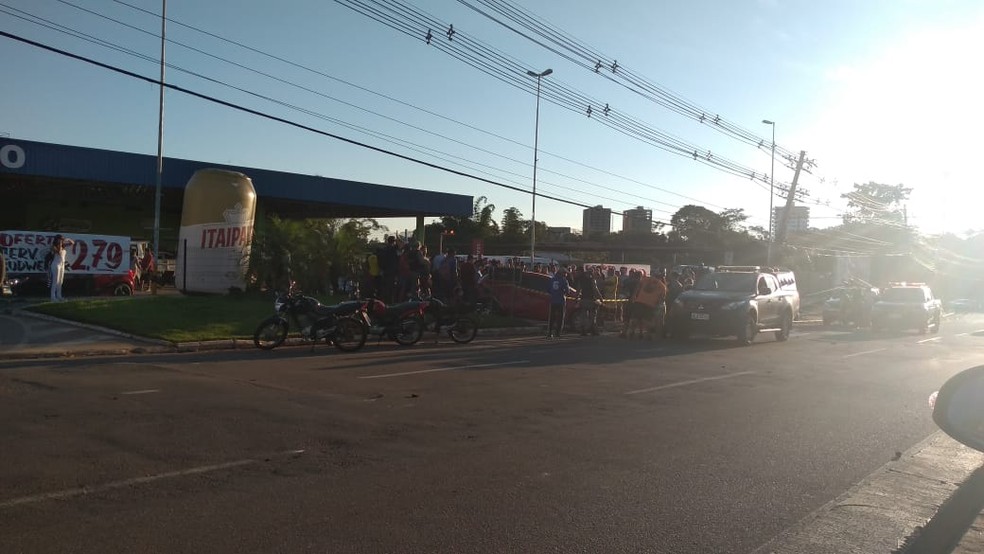 Acidente ocorreu na Estrada Dias Martins, em Rio Branco, na tarde deste sábado (18) — Foto: Janine Brasil/G1