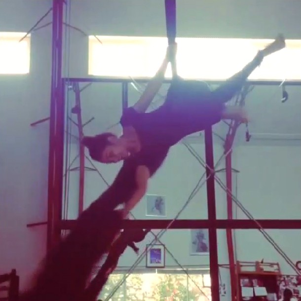 Vanessa Hudgens fazendo acrobacias no ar. (Foto: Instagram)