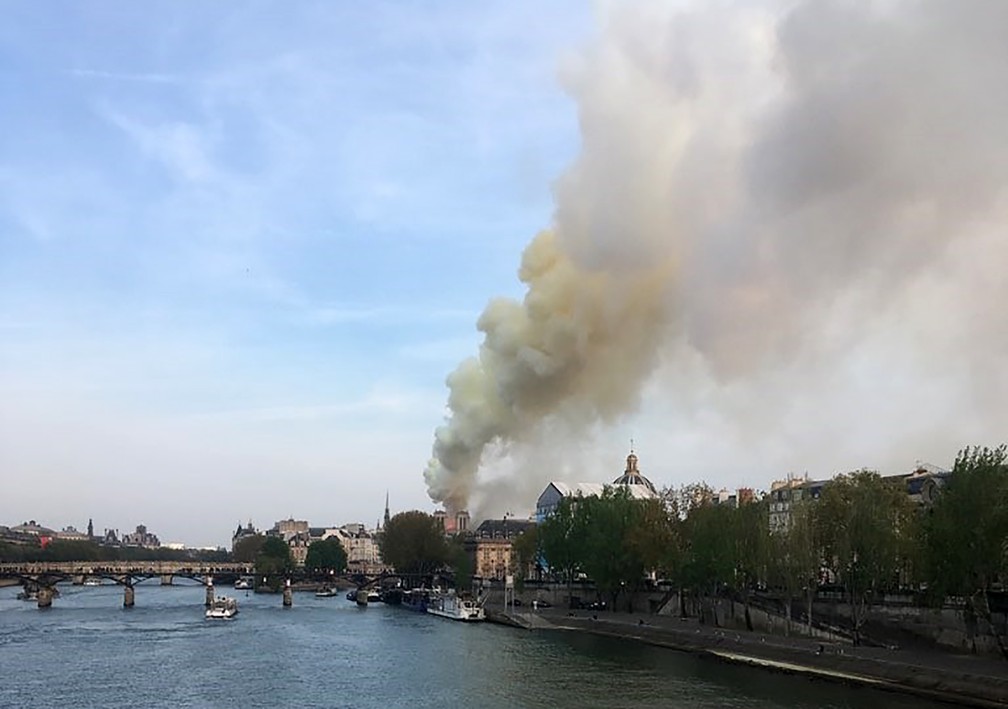 Fogo na Catedral de Notre Dame, em Paris â Foto: AFP/Pierre Galey