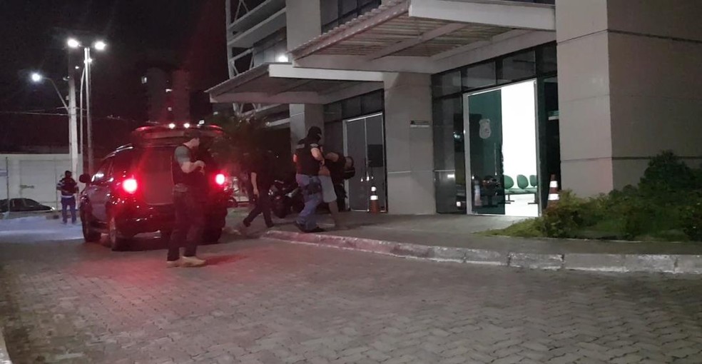 Suspeito de atirar e matar sanfoneiro foi preso e conduzido para a sede do DHPP. â€” Foto: Rafaela Duarte/ Sistema Verdes Mares