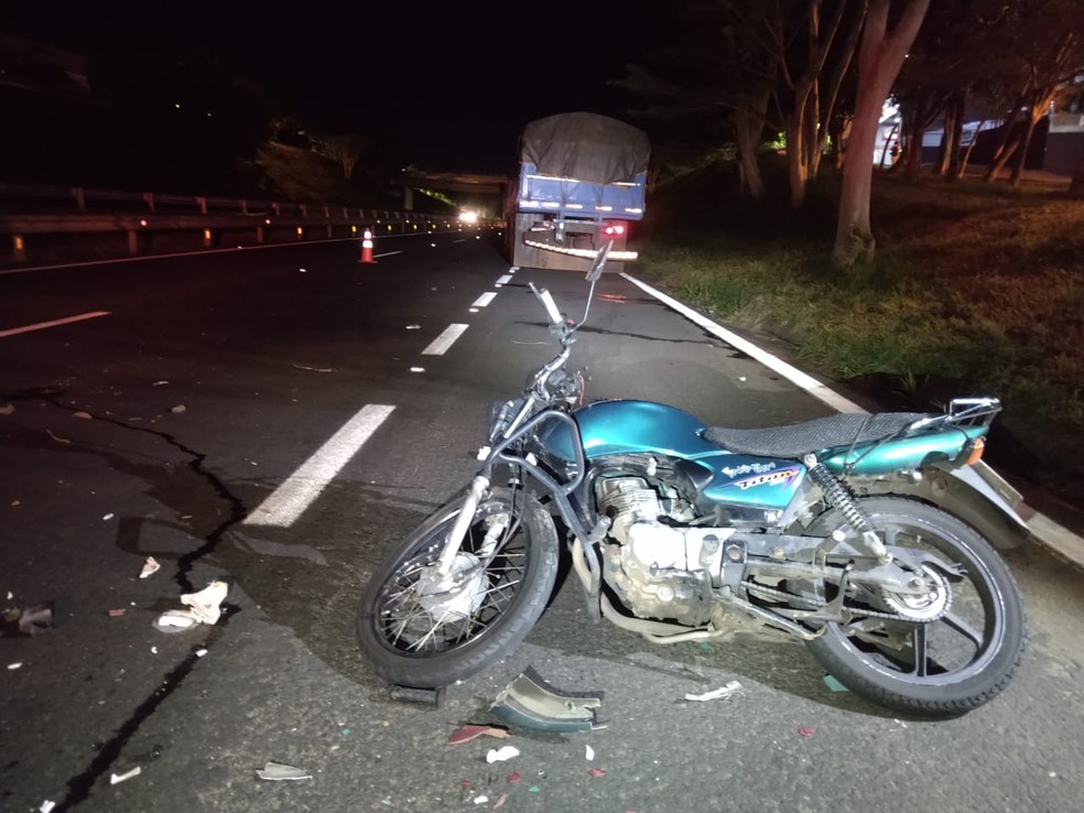 Motociclista morre após colisão traseira contra caminhão, em Presidente Prudente (SP) — Foto: Polícia Rodoviária