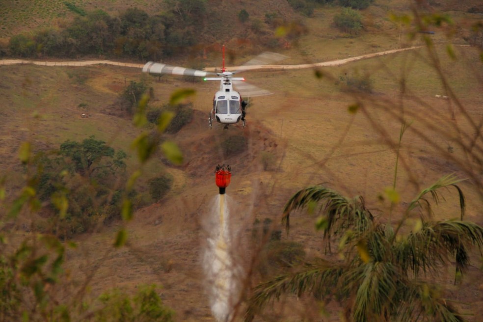 Helicóptero Águia, da PM, auxilia no combate a incêndio na serra de São Pedro — Foto: Pedro Gil/ Prefeitura de São Pedro