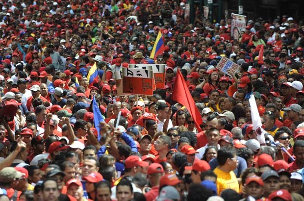 Chavistas reúnem-se em frente ao palácio de Miraflores, em Caracas, nesta quinta-feira (10) (Foto: AFP)
