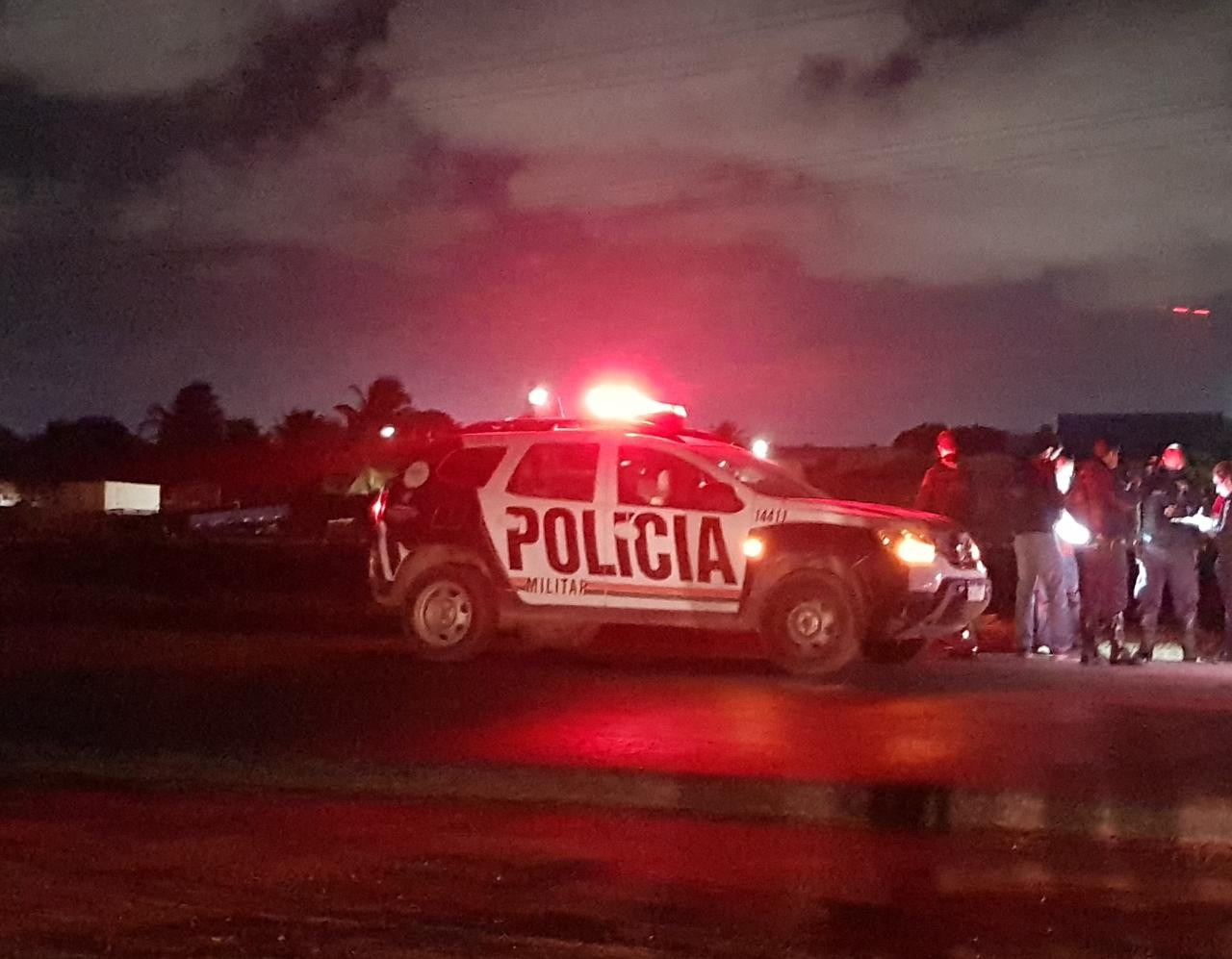 Homem é encontrado morto com marcas de tiros às margens de pista na Grande Fortaleza