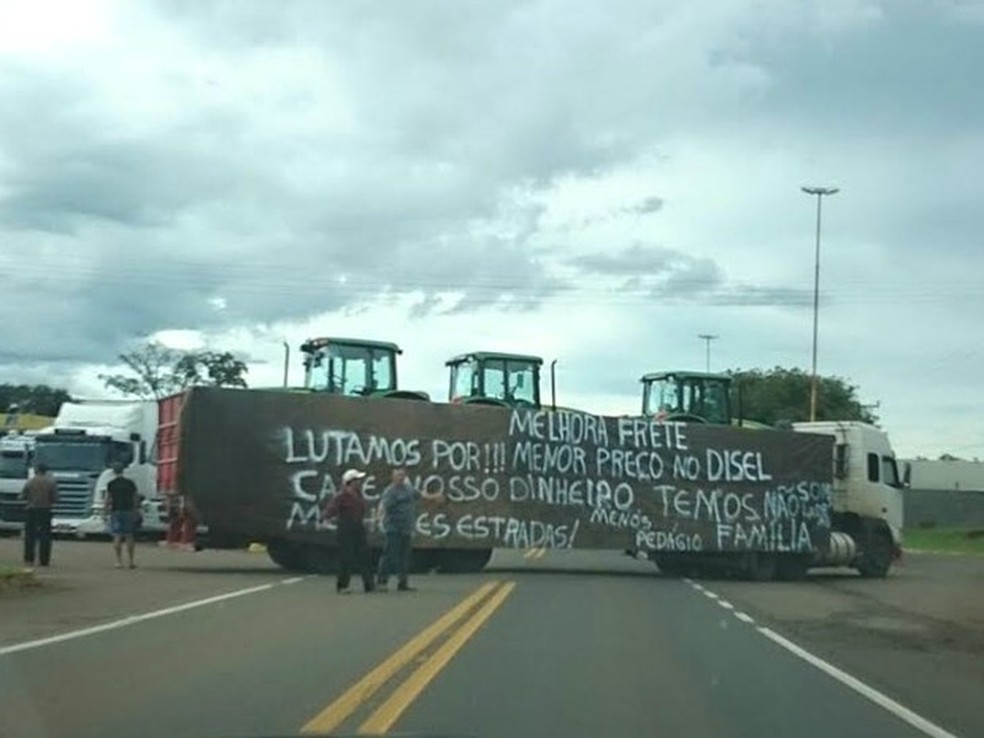Foto de 2015 mostra protesto de caminhoneiros em rodovia do Rio Grande do Sul (Foto: Arquivo/Divulgação/PRF)