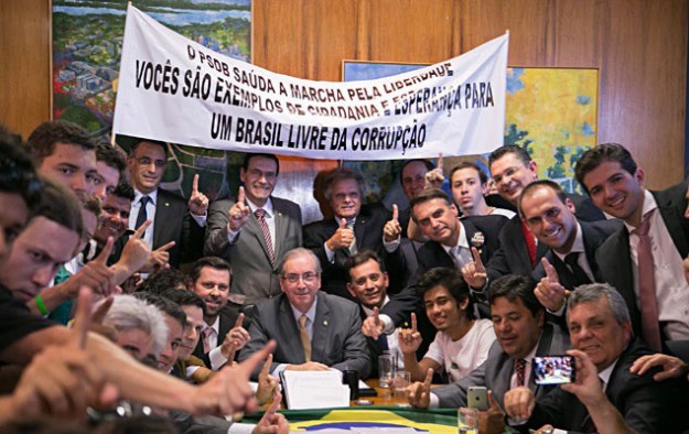 Em maio de 2015, Eduardo Cunha recebeu Kim Kataguiri, militantes e políticos num ato contra a corrupção e pela saída de Dilma