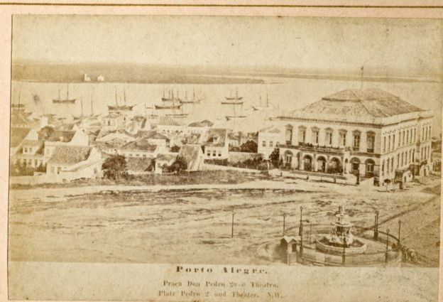 Vista do Teatro São Pedro, em Porto Alegre, em 1881; no local, apresentação libertou 21 crianças escravas (Foto: ACERVO DO MUSEU DE PORTO ALEGRE JOAQUIM FELIZARDO/BBC)